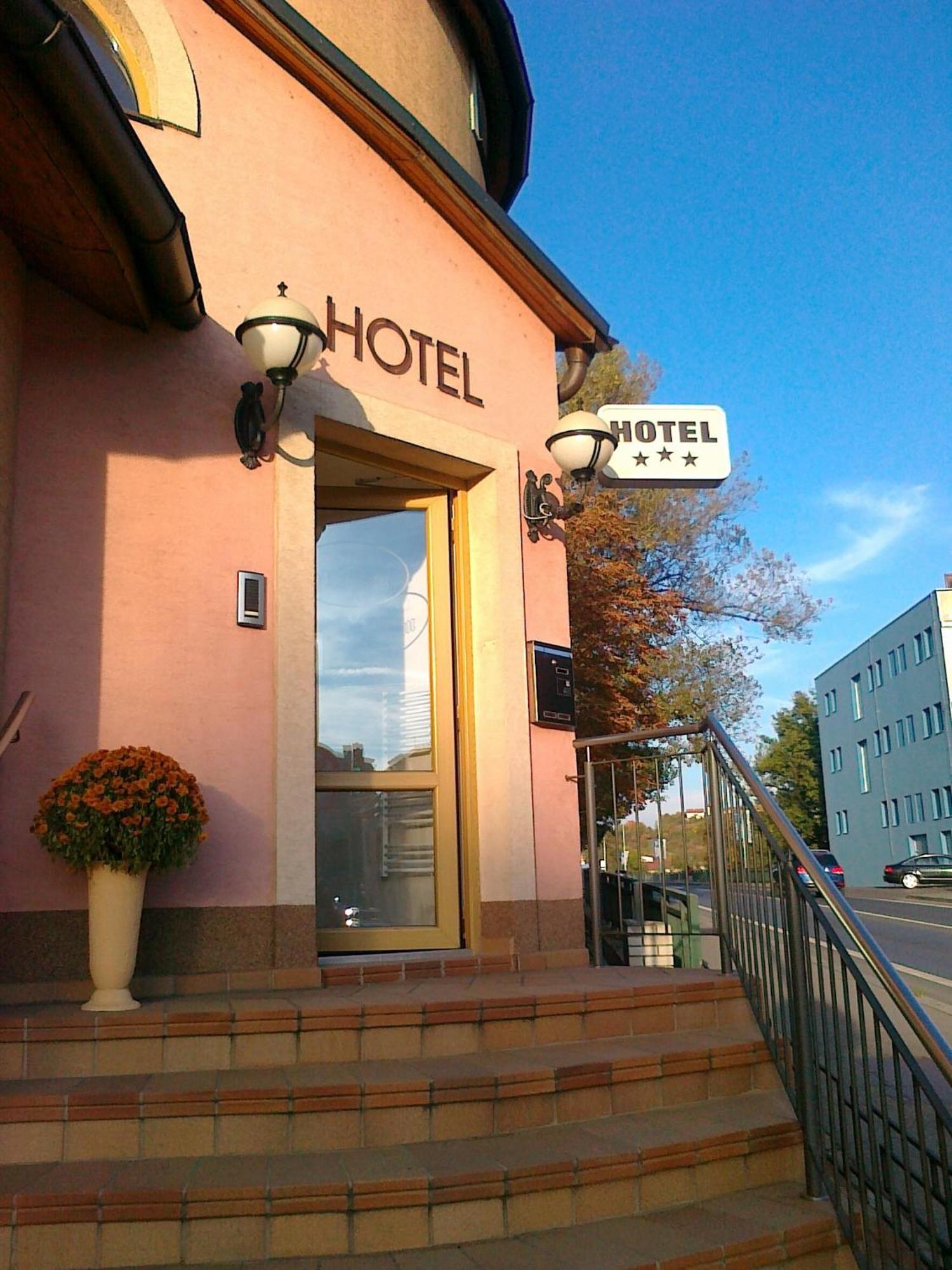 Family Hotel Maxim Beroun (Central Bohemian) Exterior foto